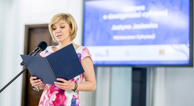 Powiększ obraz: Justyna Jasiewicz prezentująca założenia Ustawy o dostępności cyfrowej